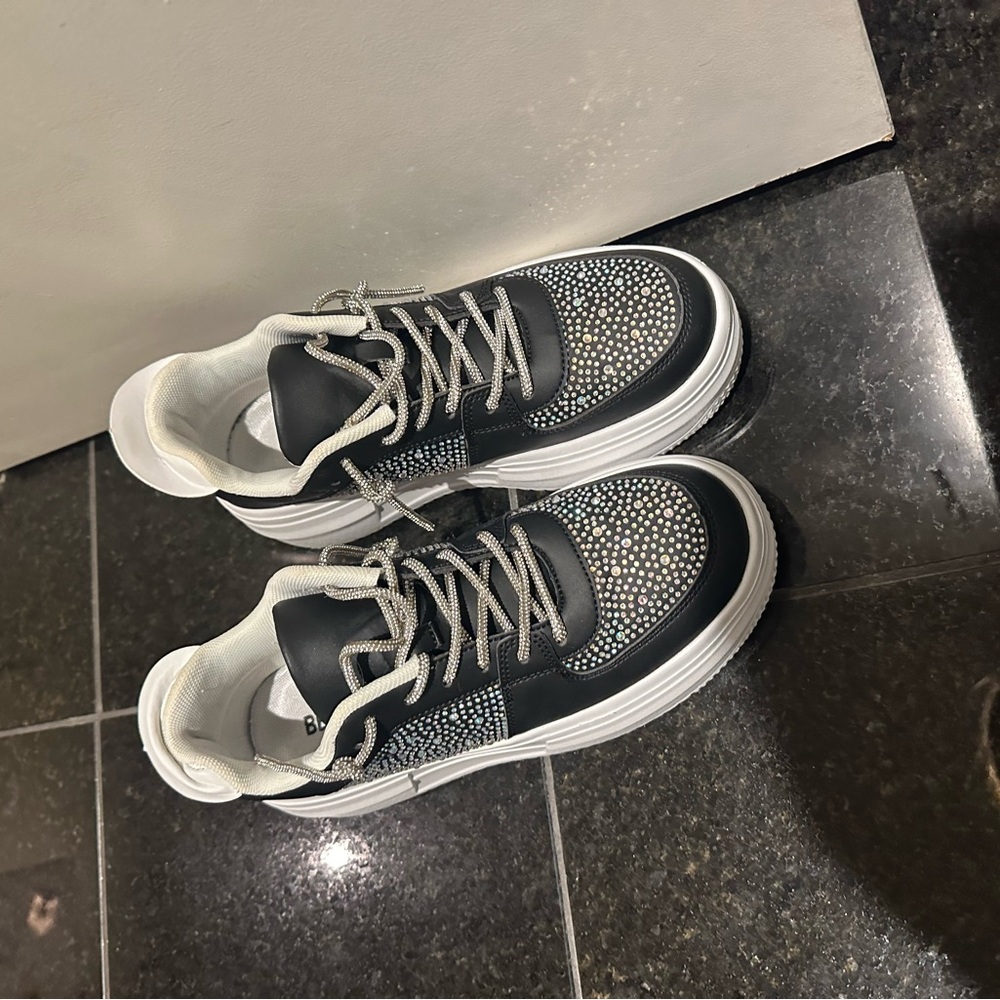 Like new Bernese Diamond Sneakers - Picture 3 of 3